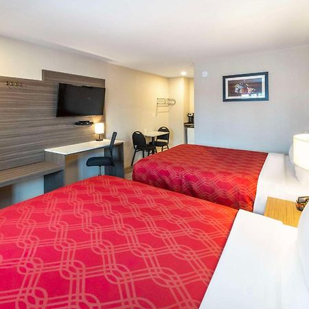 Econo Lodge Inn & Suites Pincher Creek Exteriör bild