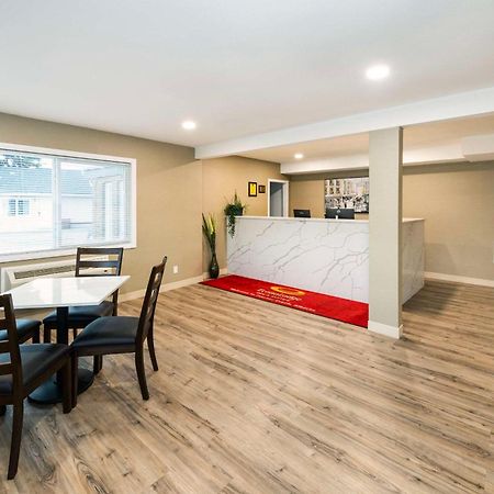 Econo Lodge Inn & Suites Pincher Creek Exteriör bild
