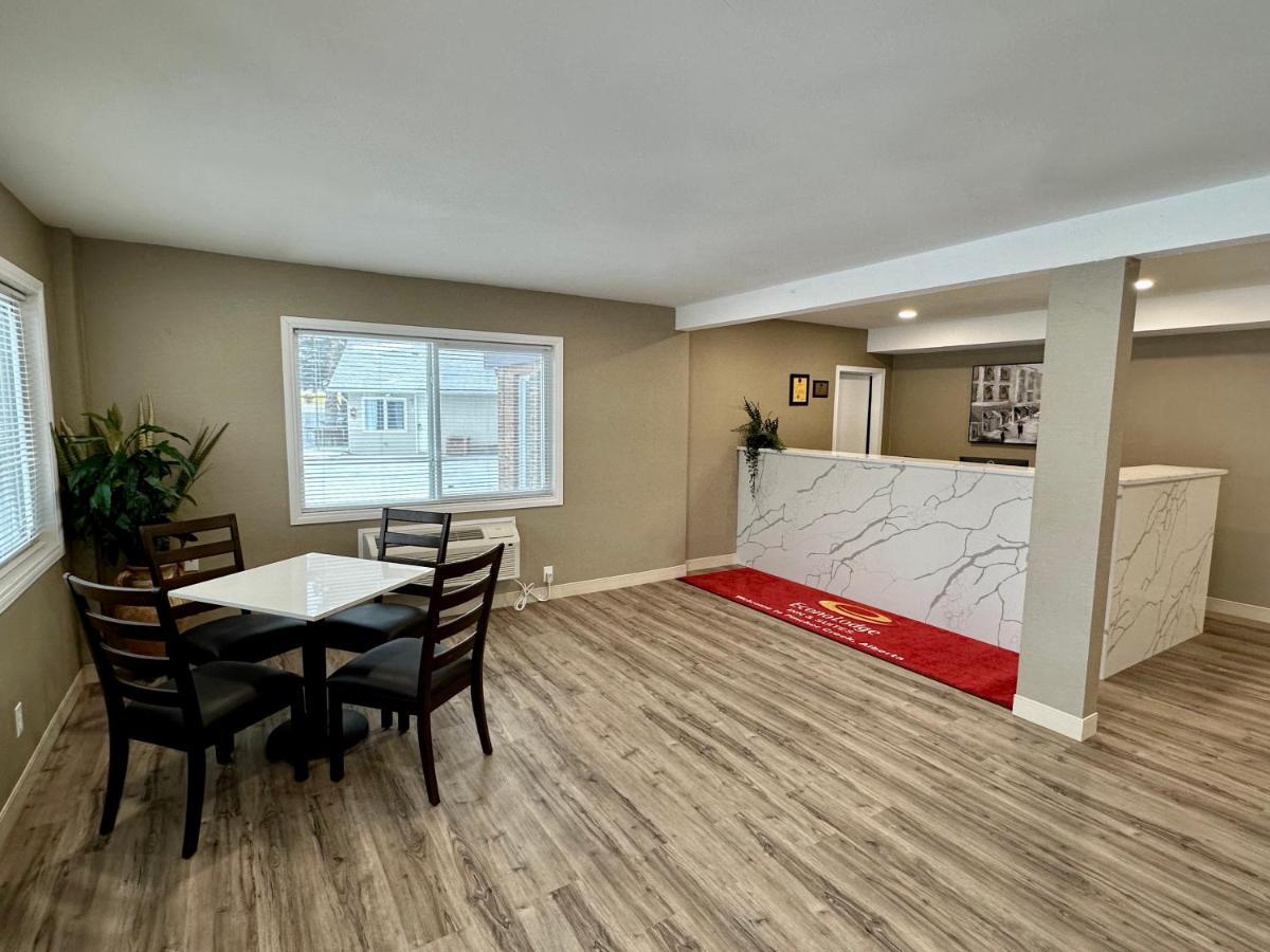 Econo Lodge Inn & Suites Pincher Creek Exteriör bild