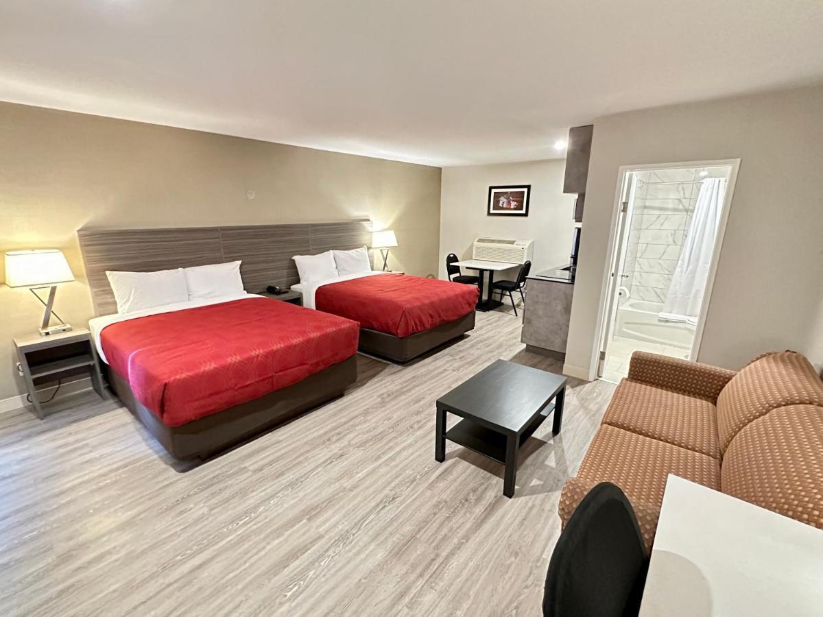 Econo Lodge Inn & Suites Pincher Creek Exteriör bild