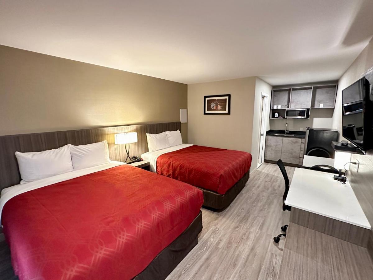 Econo Lodge Inn & Suites Pincher Creek Exteriör bild