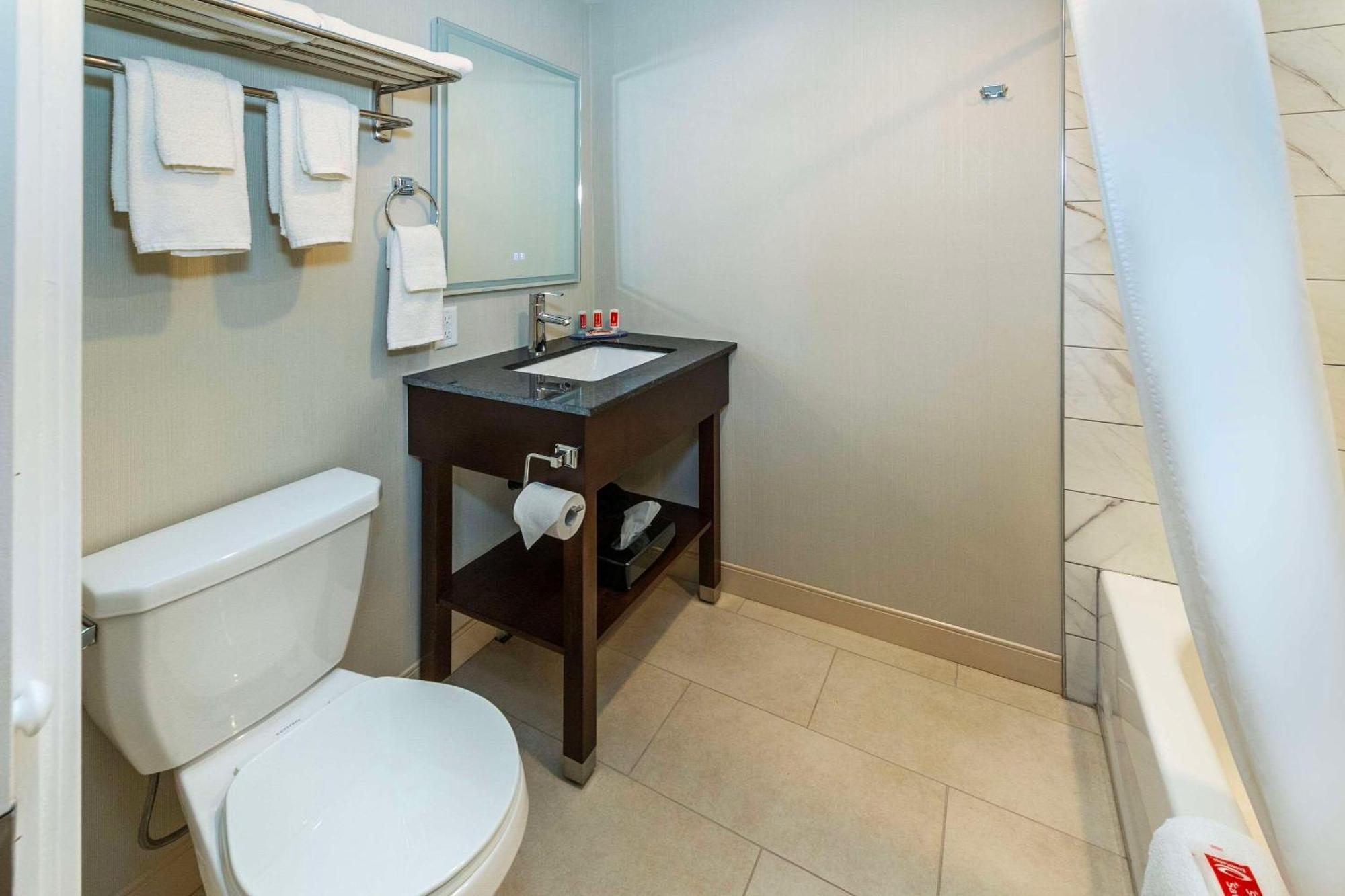 Econo Lodge Inn & Suites Pincher Creek Exteriör bild