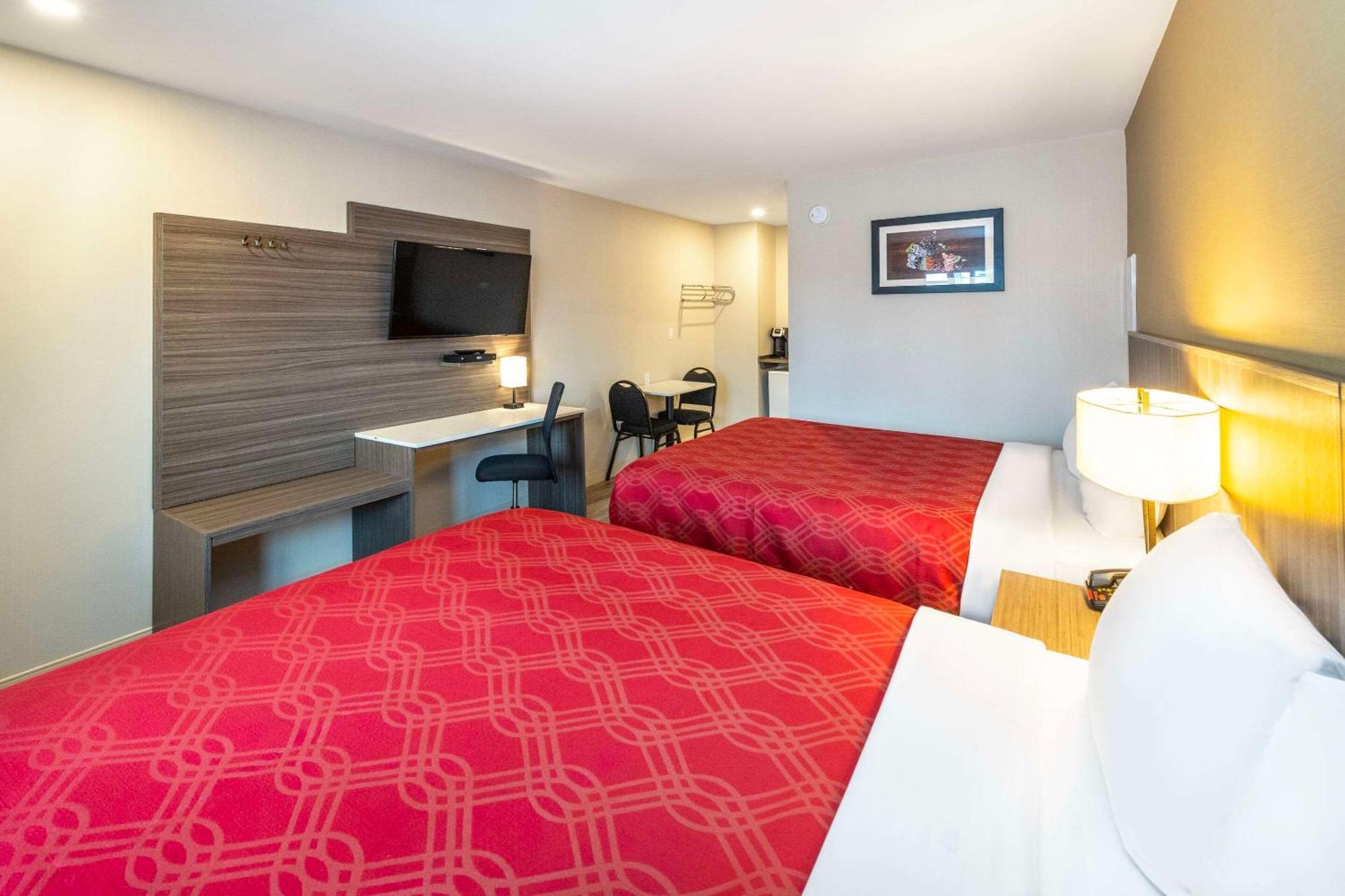 Econo Lodge Inn & Suites Pincher Creek Exteriör bild