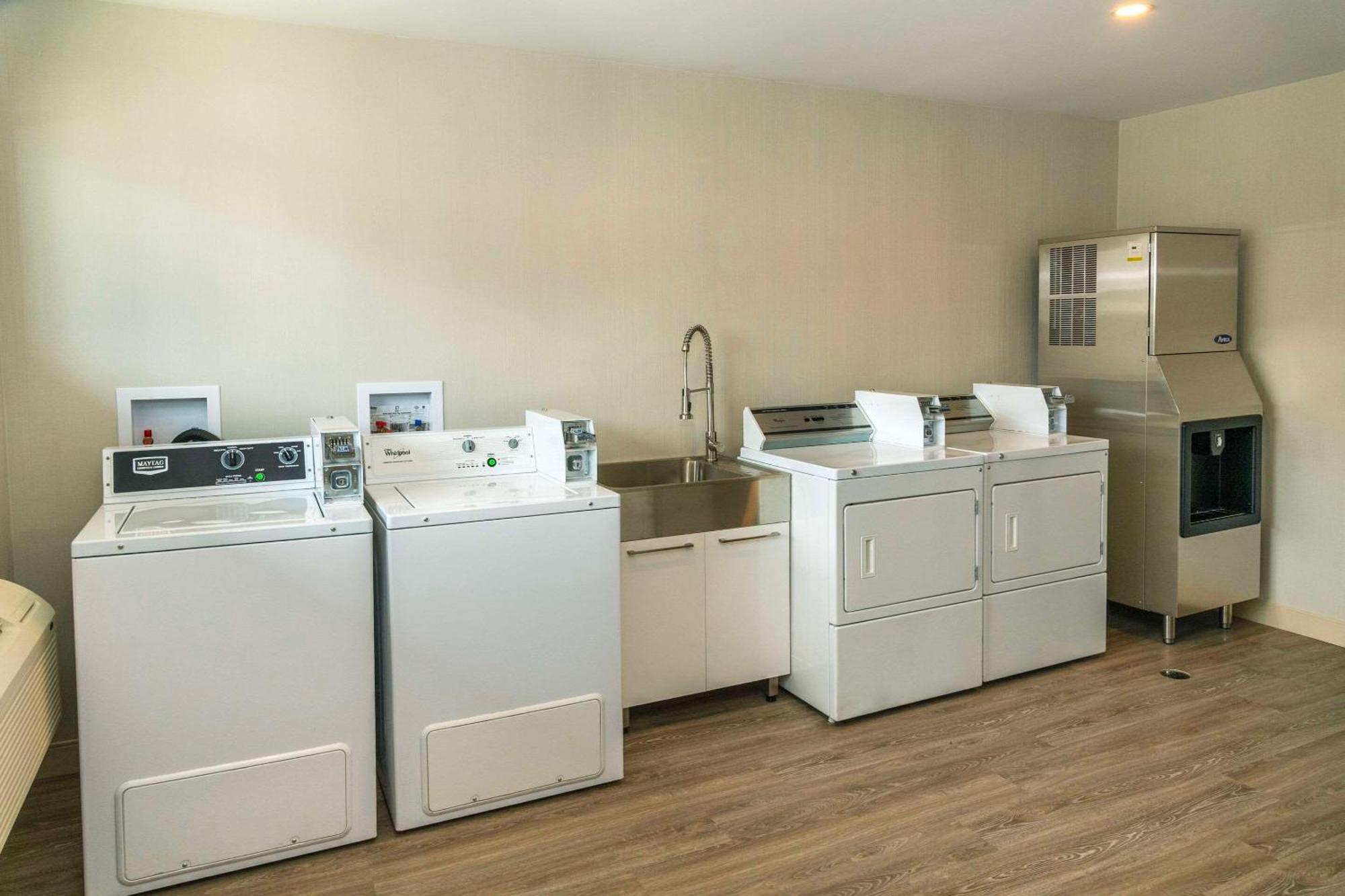 Econo Lodge Inn & Suites Pincher Creek Exteriör bild