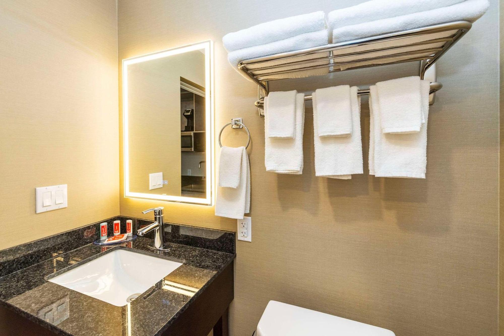 Econo Lodge Inn & Suites Pincher Creek Exteriör bild