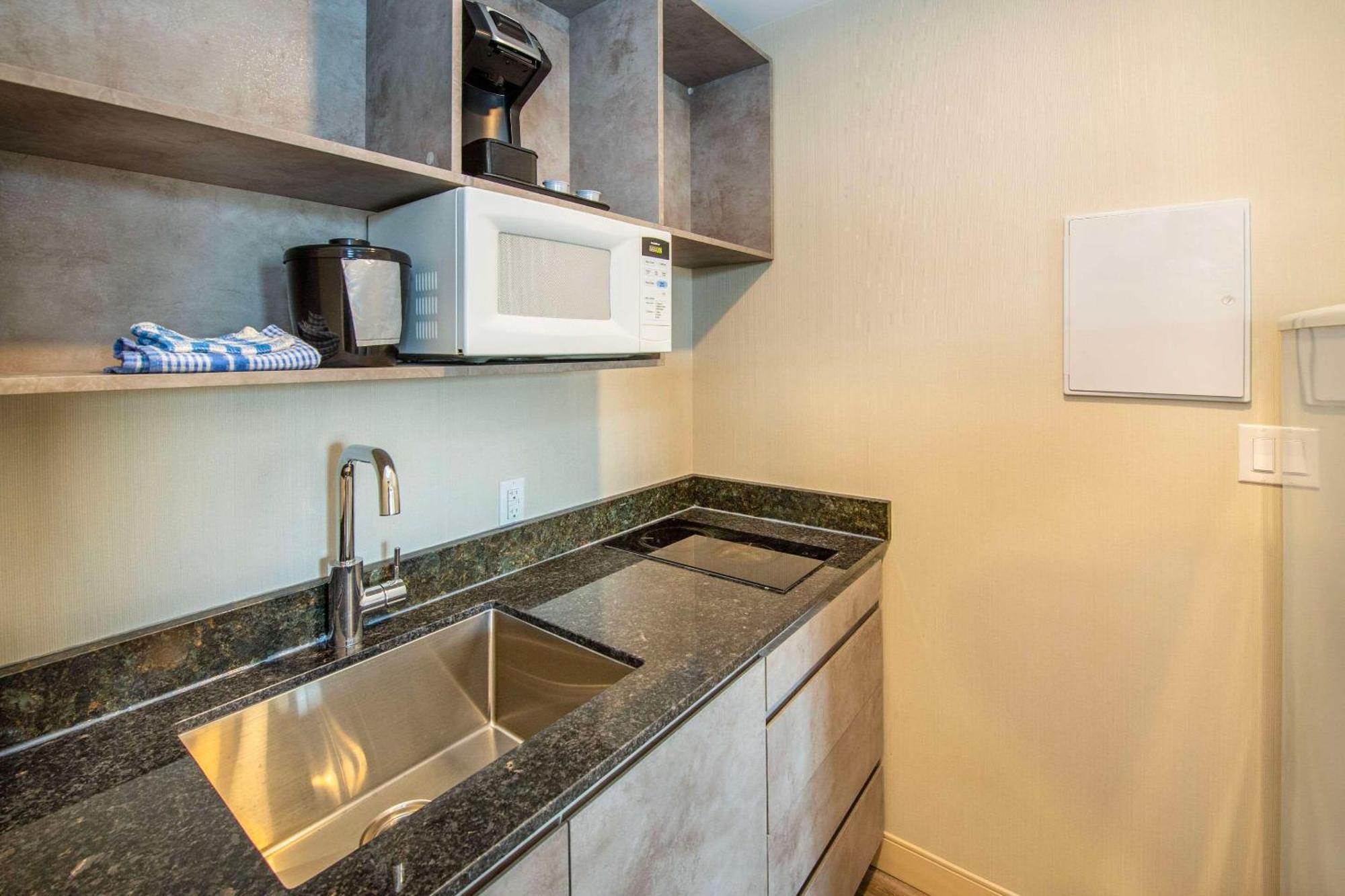 Econo Lodge Inn & Suites Pincher Creek Exteriör bild