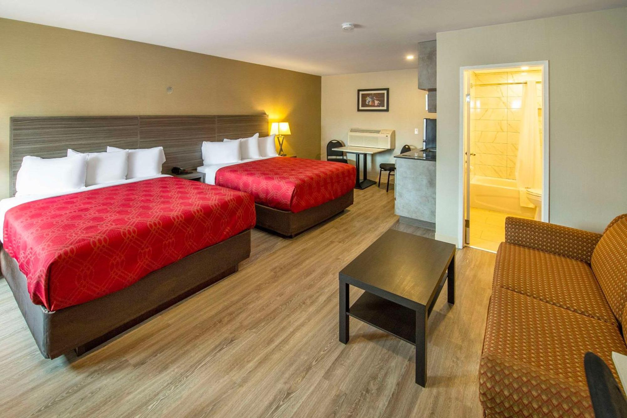 Econo Lodge Inn & Suites Pincher Creek Exteriör bild
