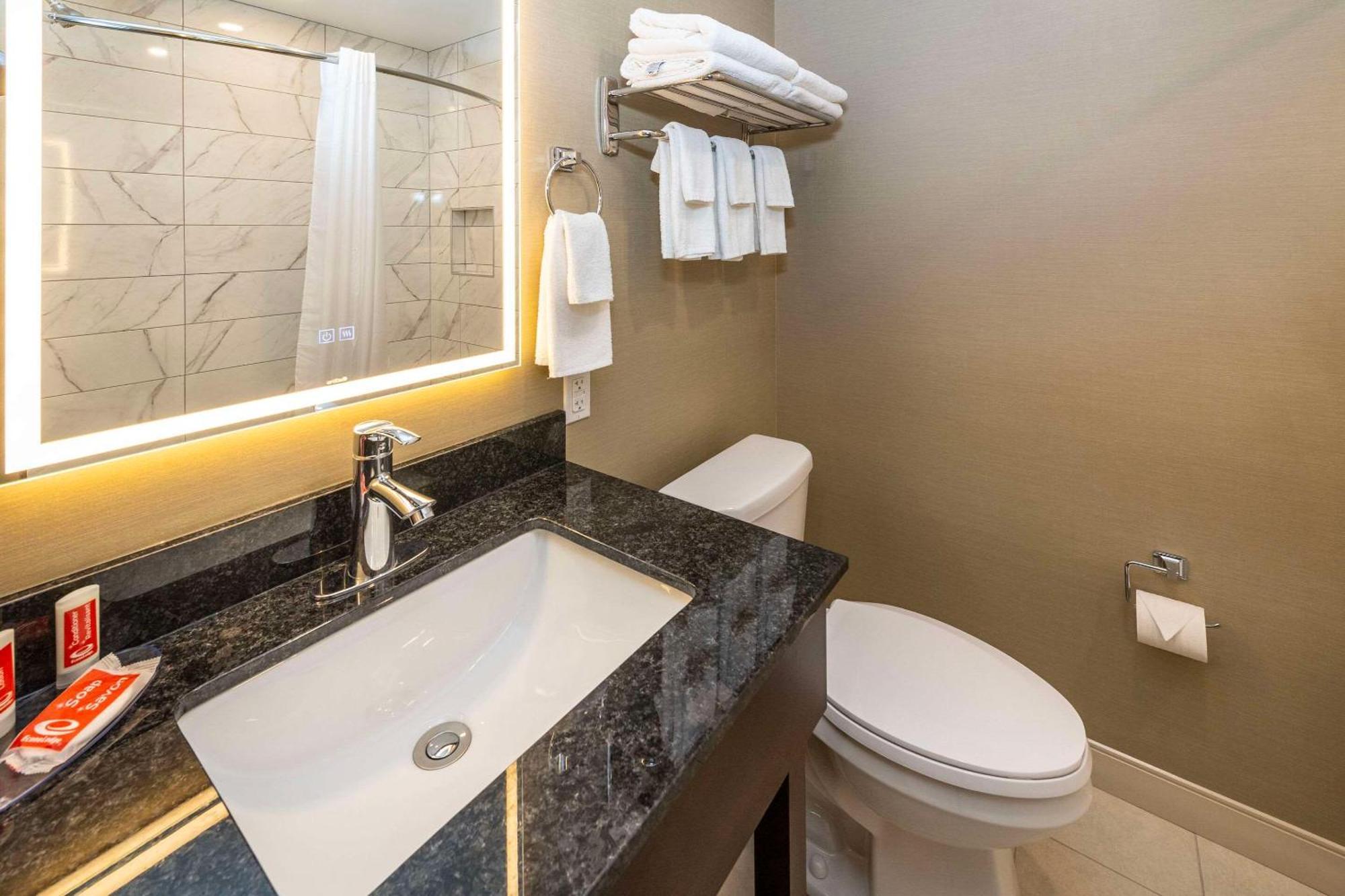 Econo Lodge Inn & Suites Pincher Creek Exteriör bild