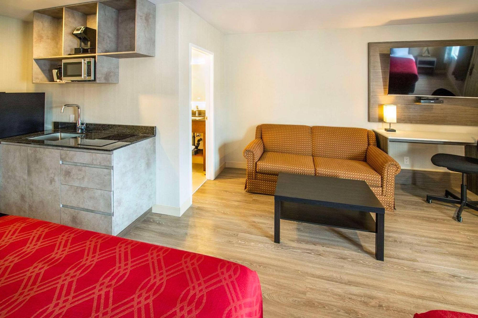 Econo Lodge Inn & Suites Pincher Creek Exteriör bild