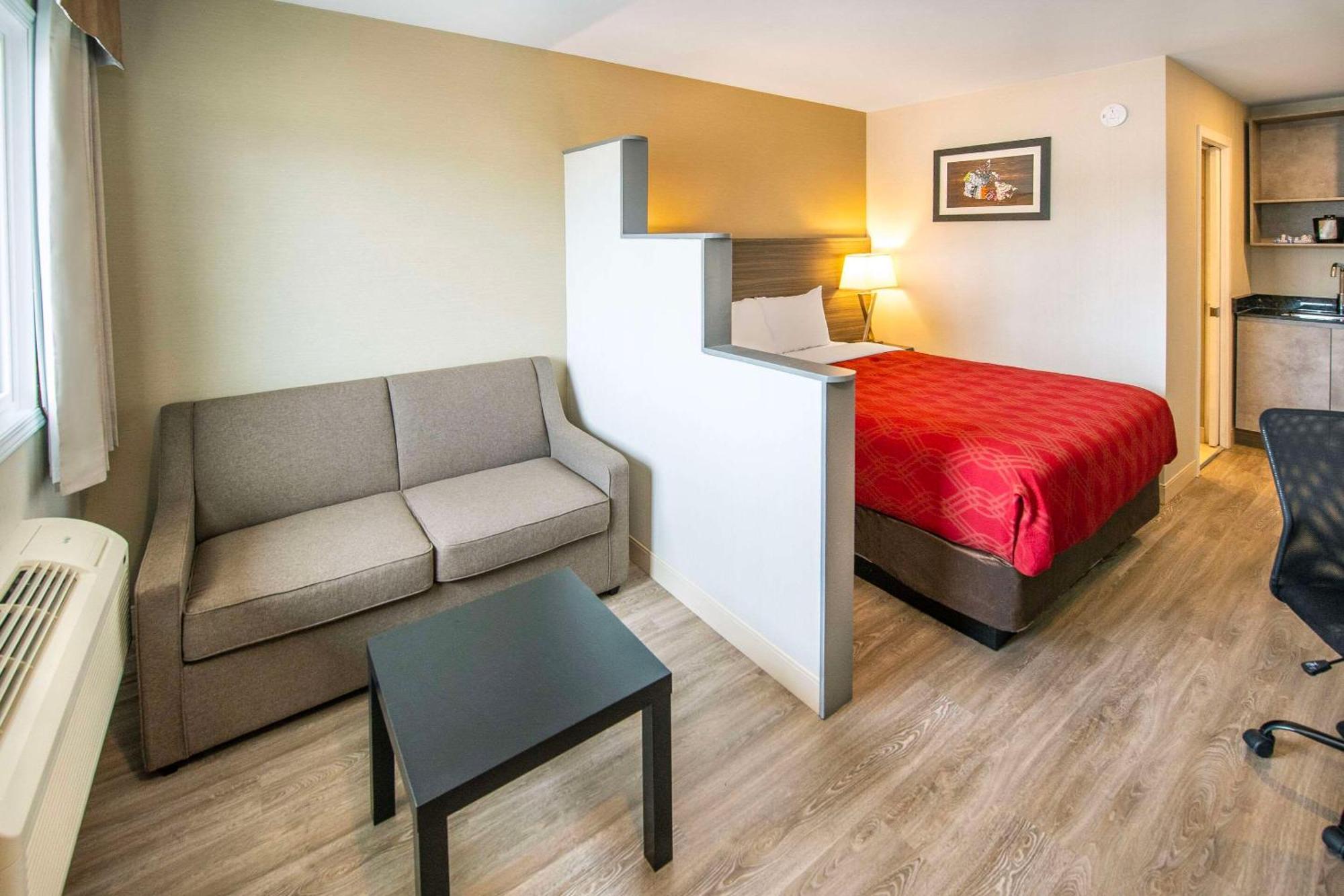 Econo Lodge Inn & Suites Pincher Creek Exteriör bild
