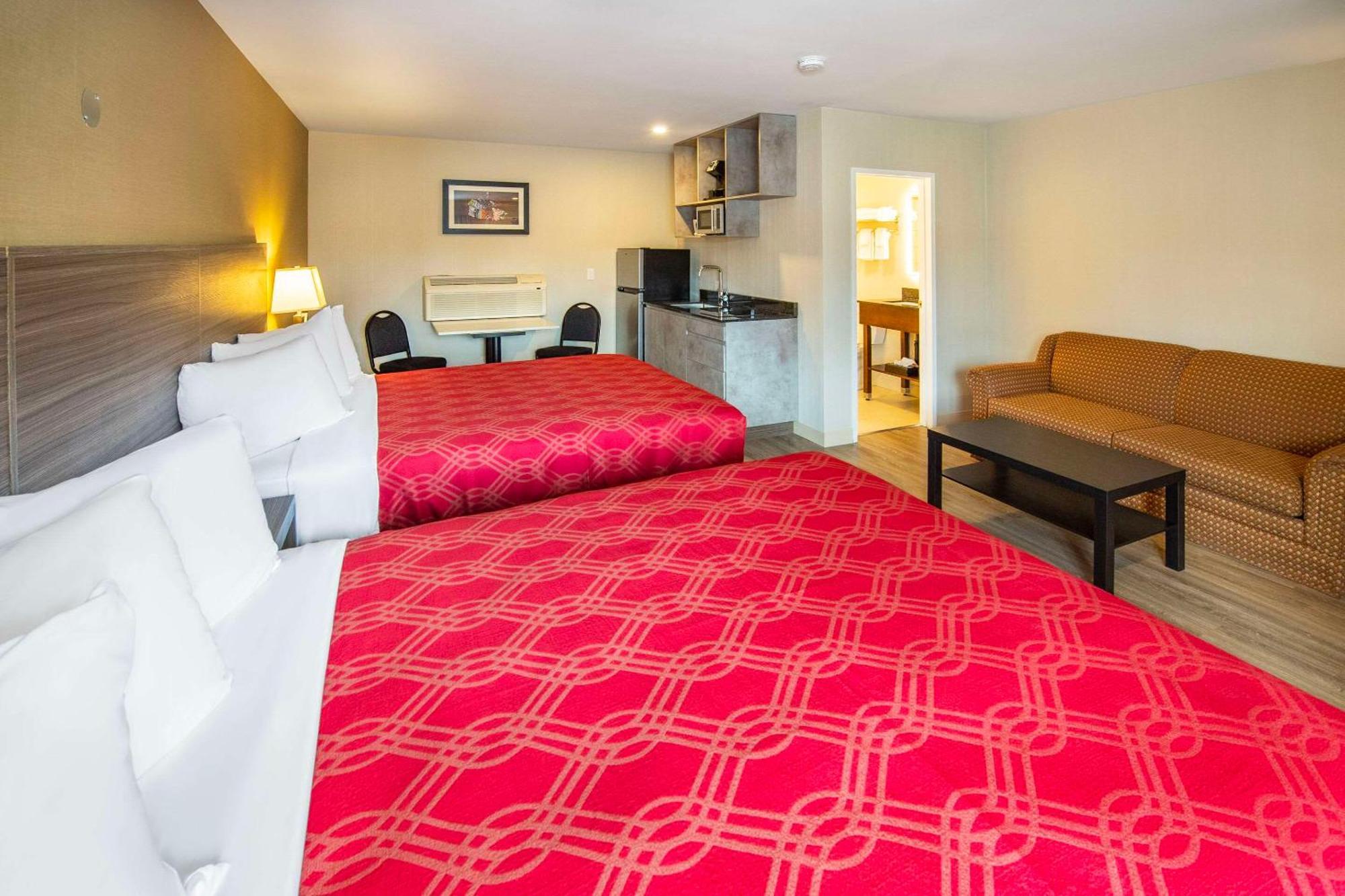 Econo Lodge Inn & Suites Pincher Creek Exteriör bild