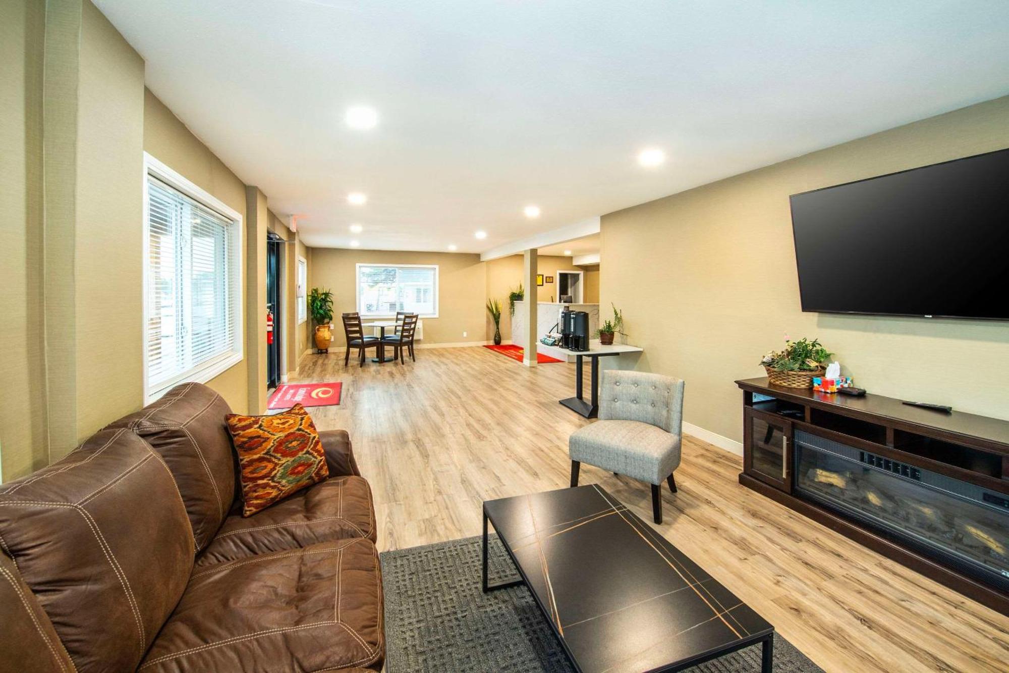 Econo Lodge Inn & Suites Pincher Creek Exteriör bild