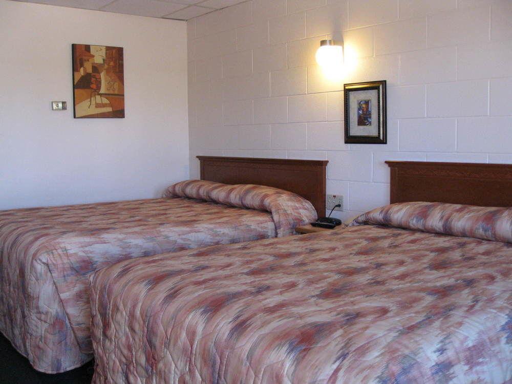 Econo Lodge Inn & Suites Pincher Creek Exteriör bild