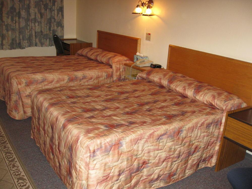 Econo Lodge Inn & Suites Pincher Creek Exteriör bild