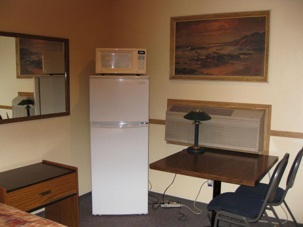 Econo Lodge Inn & Suites Pincher Creek Exteriör bild