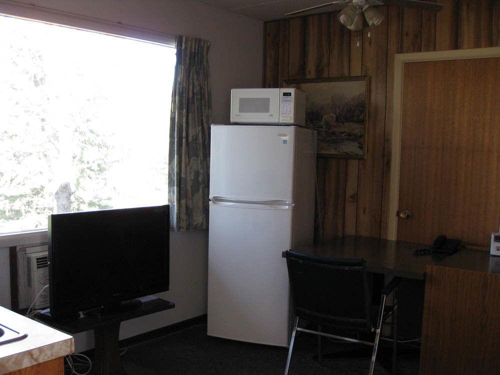 Econo Lodge Inn & Suites Pincher Creek Exteriör bild