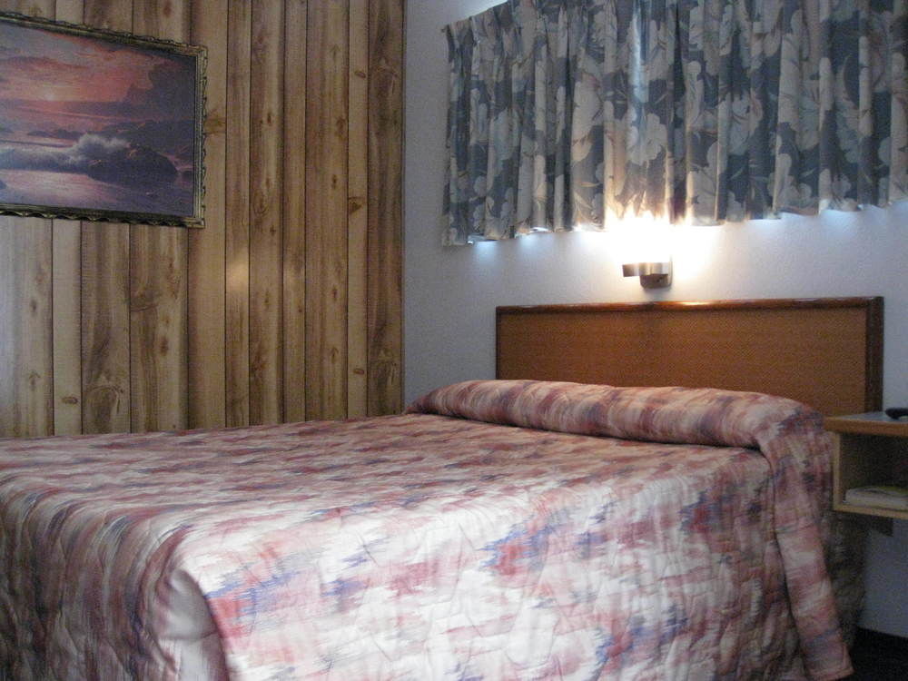 Econo Lodge Inn & Suites Pincher Creek Exteriör bild