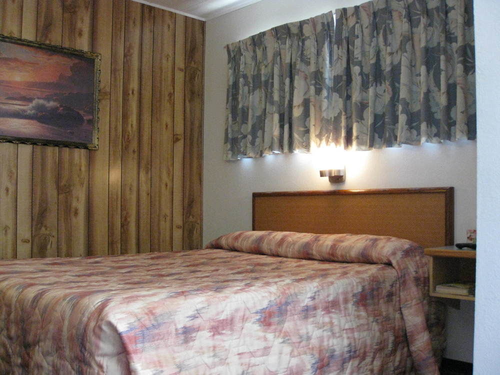 Econo Lodge Inn & Suites Pincher Creek Exteriör bild
