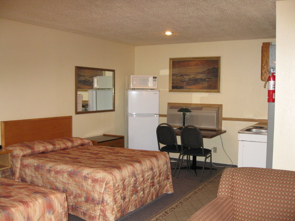 Econo Lodge Inn & Suites Pincher Creek Exteriör bild
