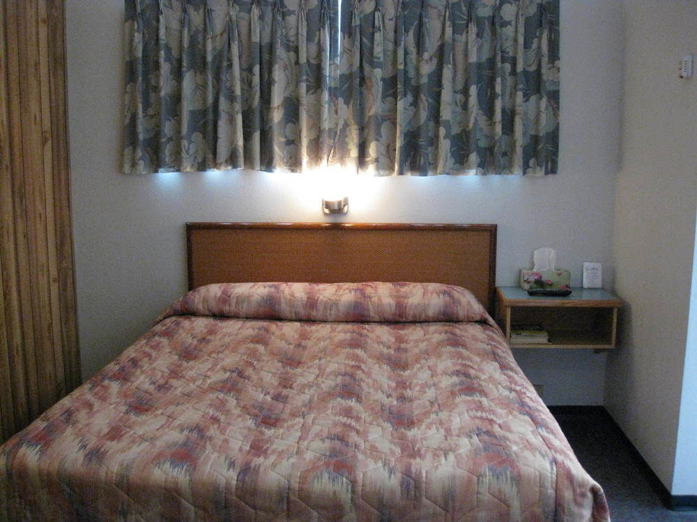 Econo Lodge Inn & Suites Pincher Creek Exteriör bild