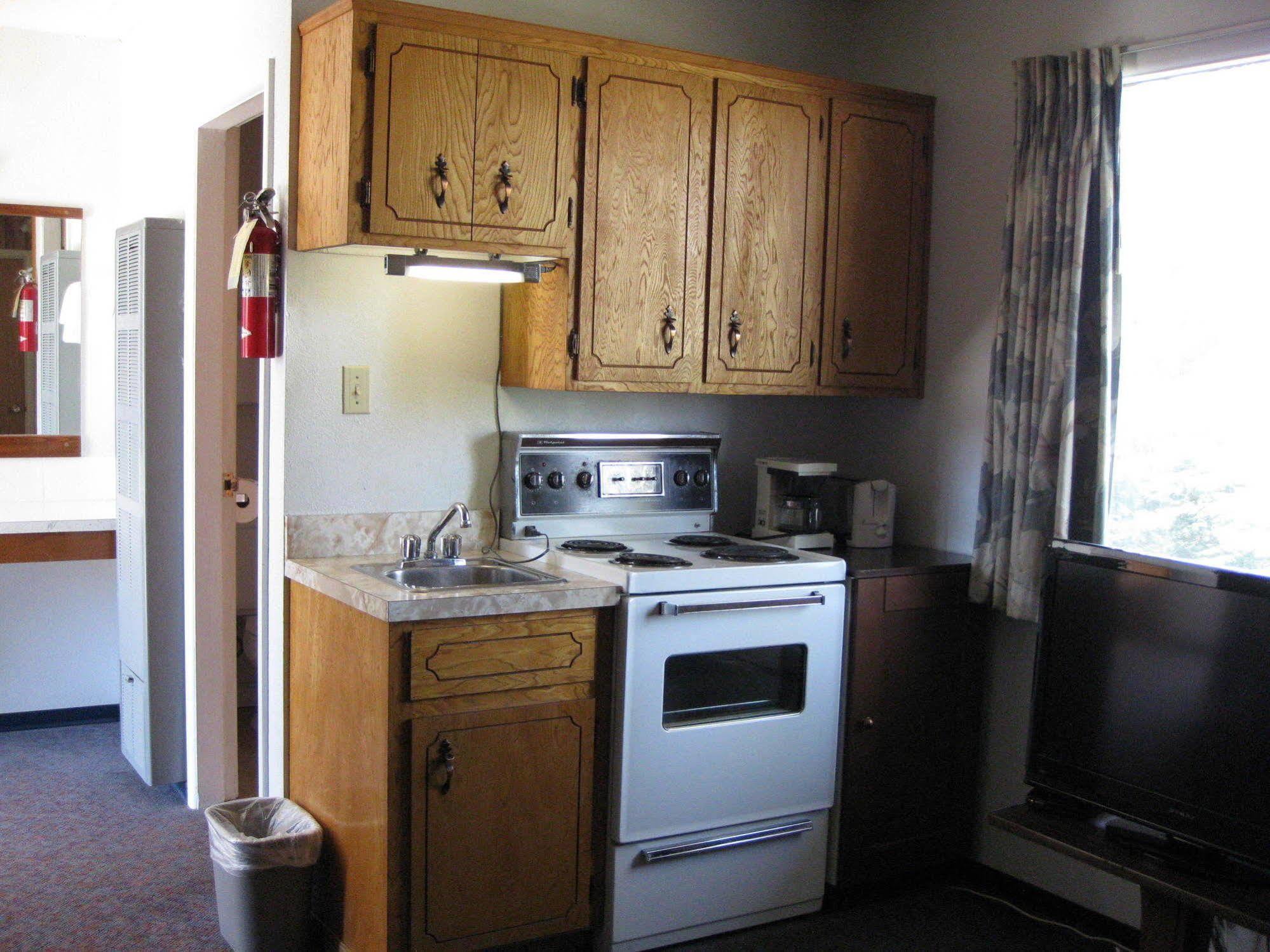 Econo Lodge Inn & Suites Pincher Creek Exteriör bild