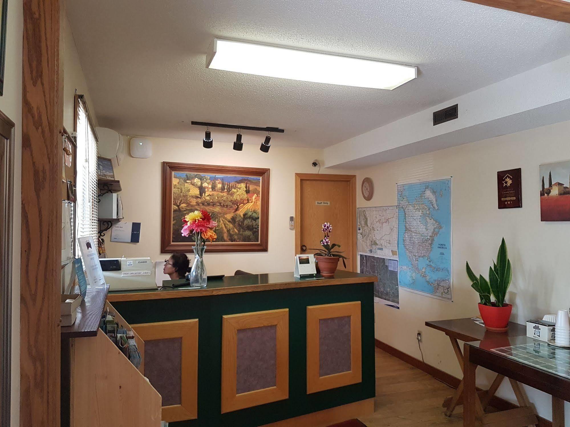 Econo Lodge Inn & Suites Pincher Creek Exteriör bild