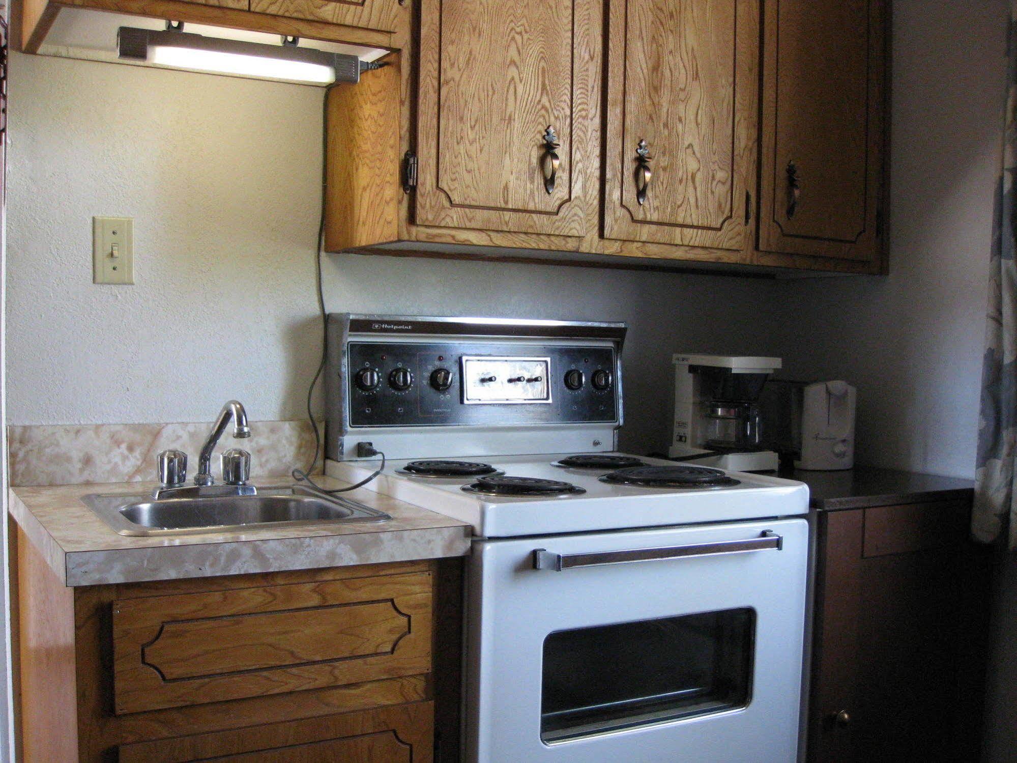 Econo Lodge Inn & Suites Pincher Creek Exteriör bild