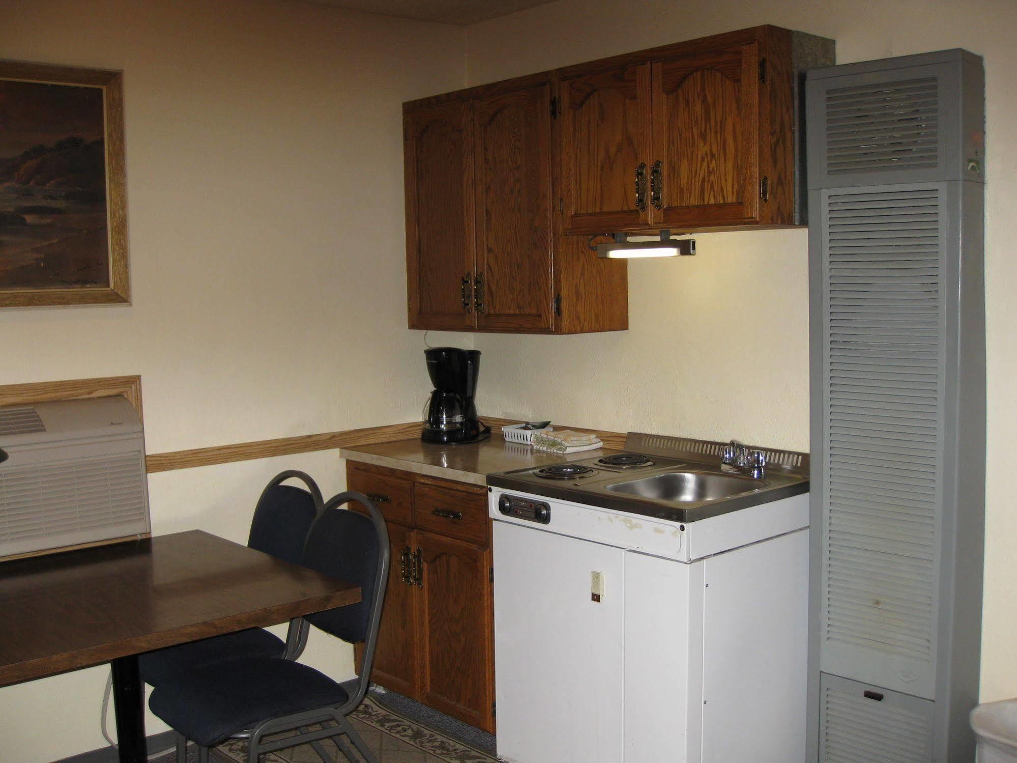 Econo Lodge Inn & Suites Pincher Creek Exteriör bild