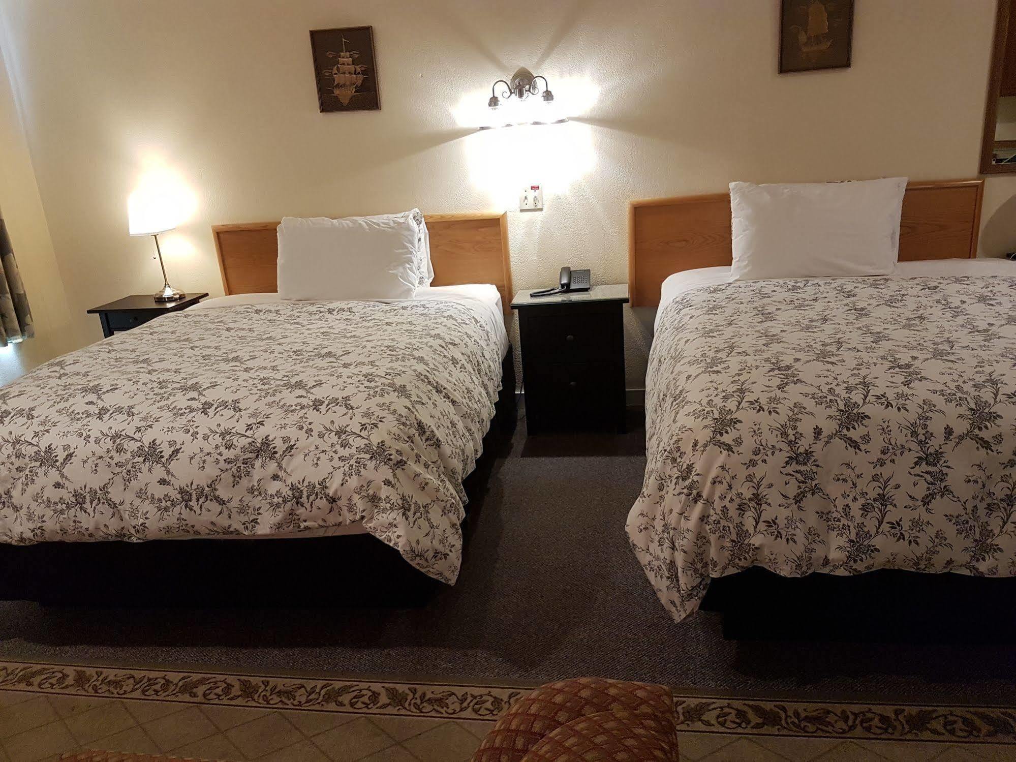 Econo Lodge Inn & Suites Pincher Creek Exteriör bild