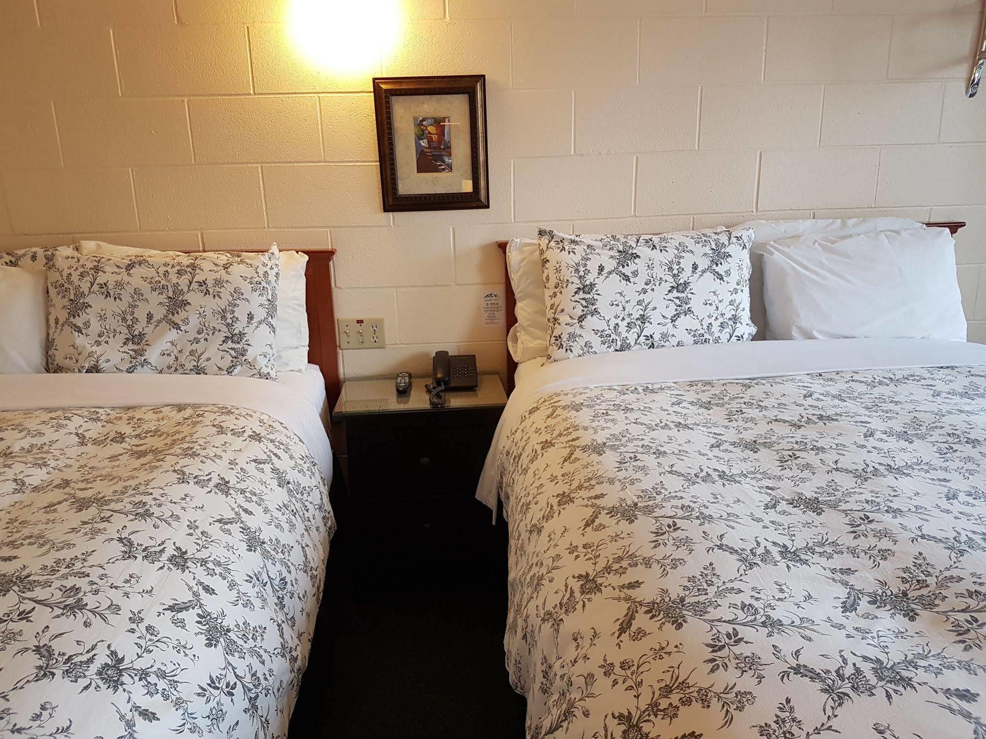 Econo Lodge Inn & Suites Pincher Creek Exteriör bild