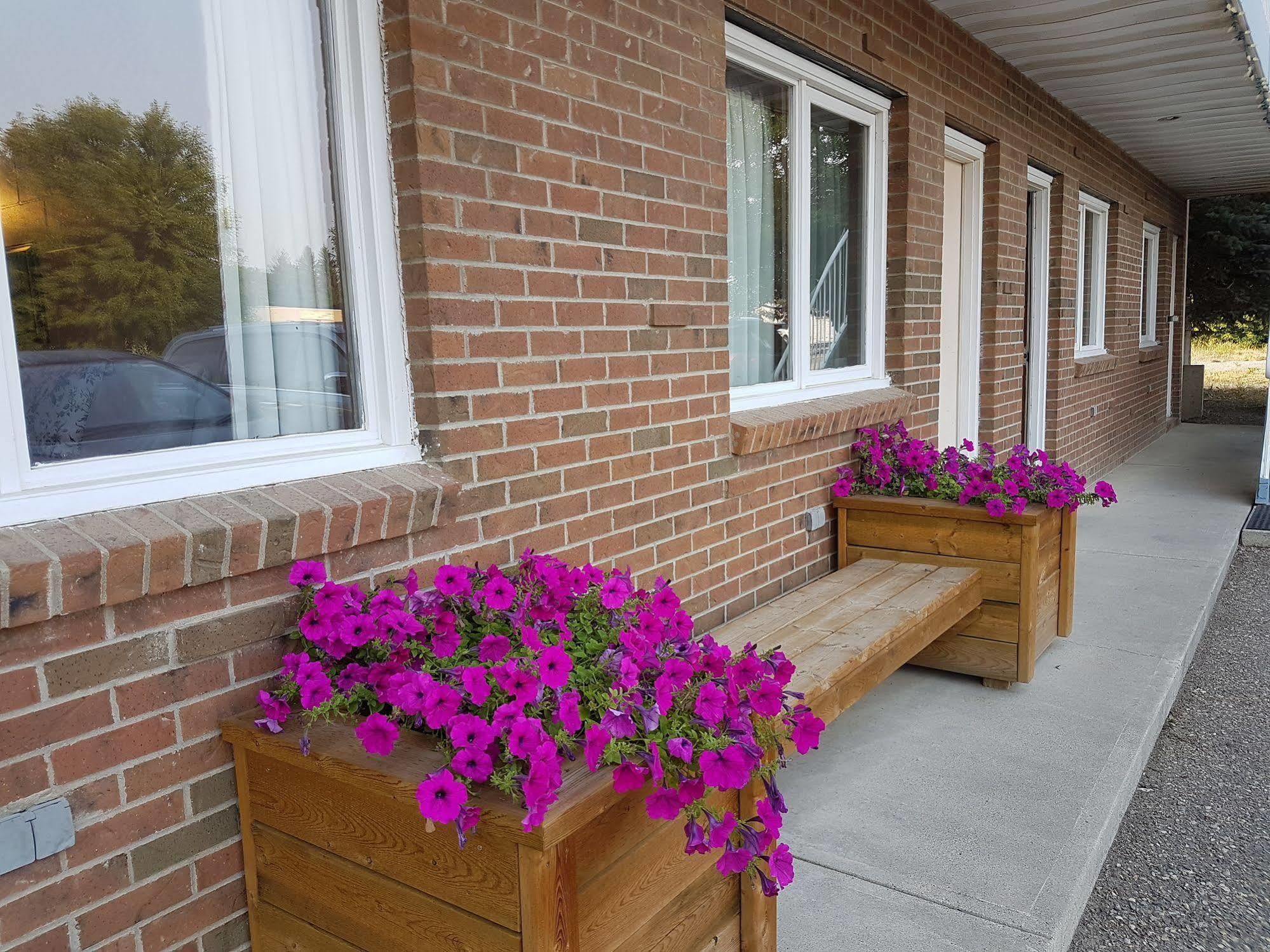 Econo Lodge Inn & Suites Pincher Creek Exteriör bild