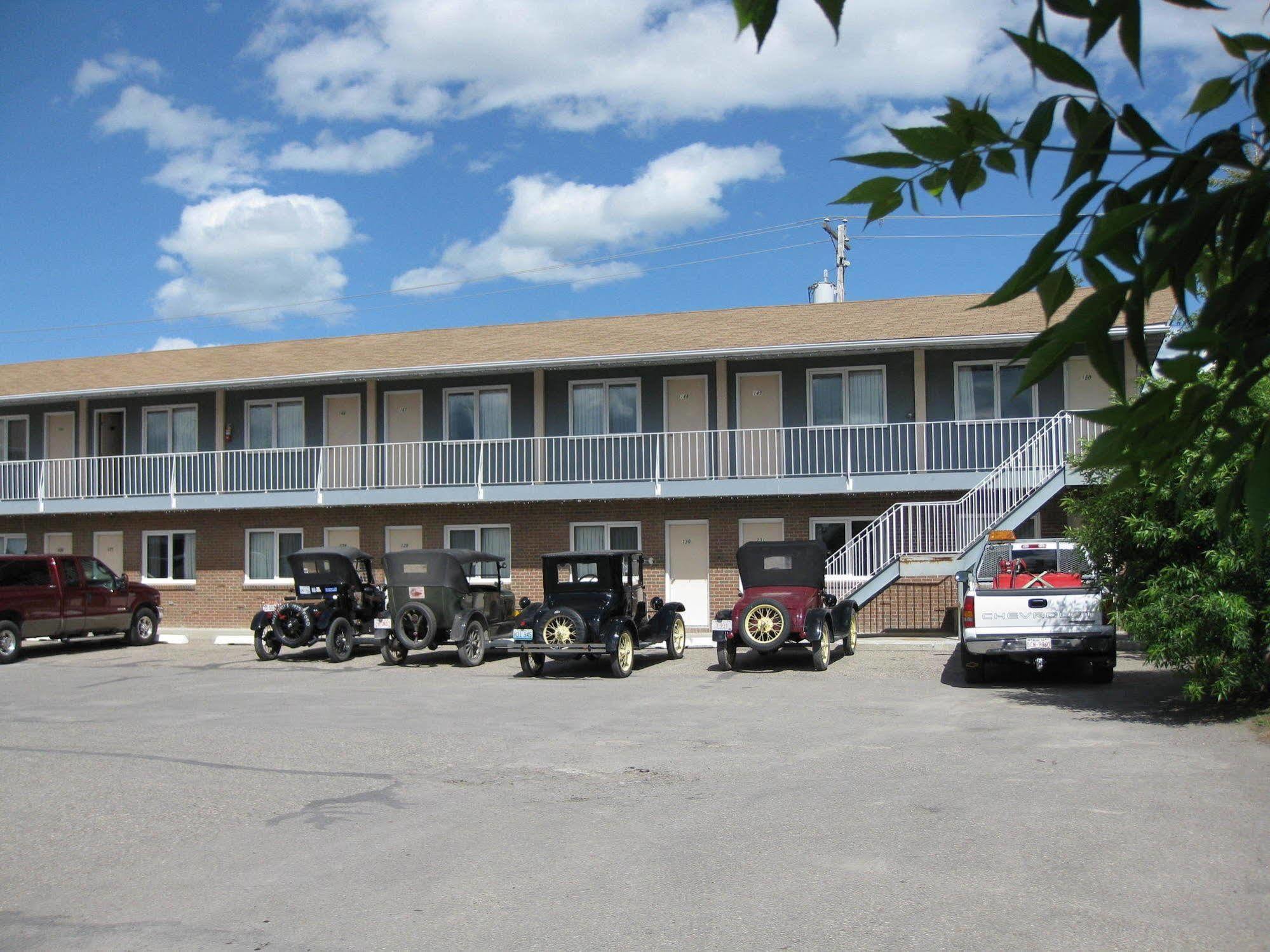 Econo Lodge Inn & Suites Pincher Creek Exteriör bild