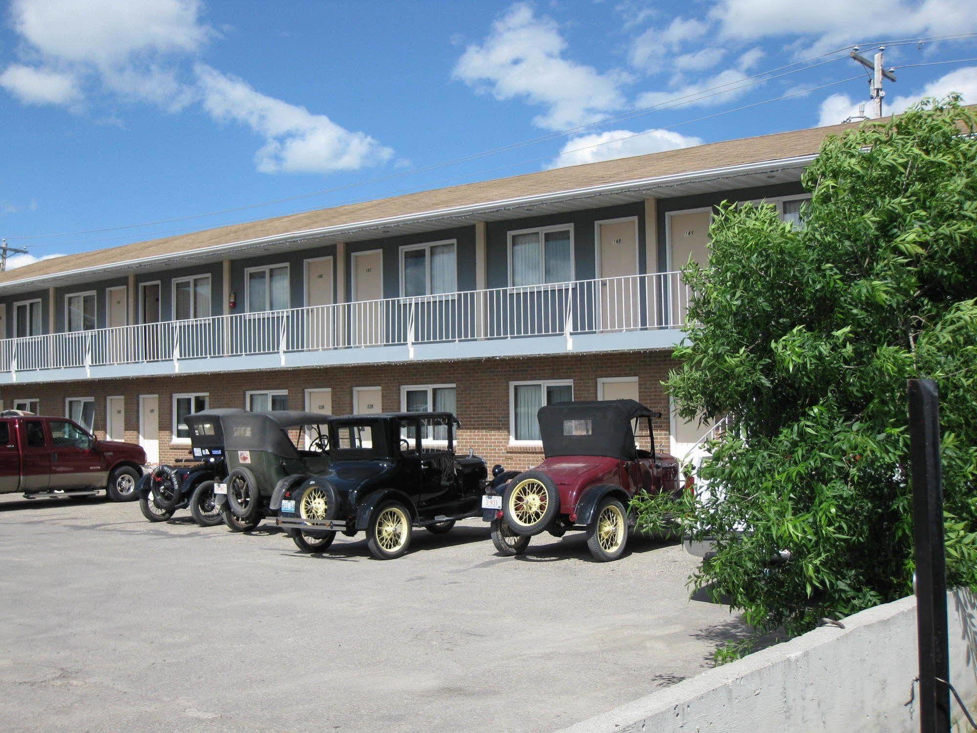 Econo Lodge Inn & Suites Pincher Creek Exteriör bild