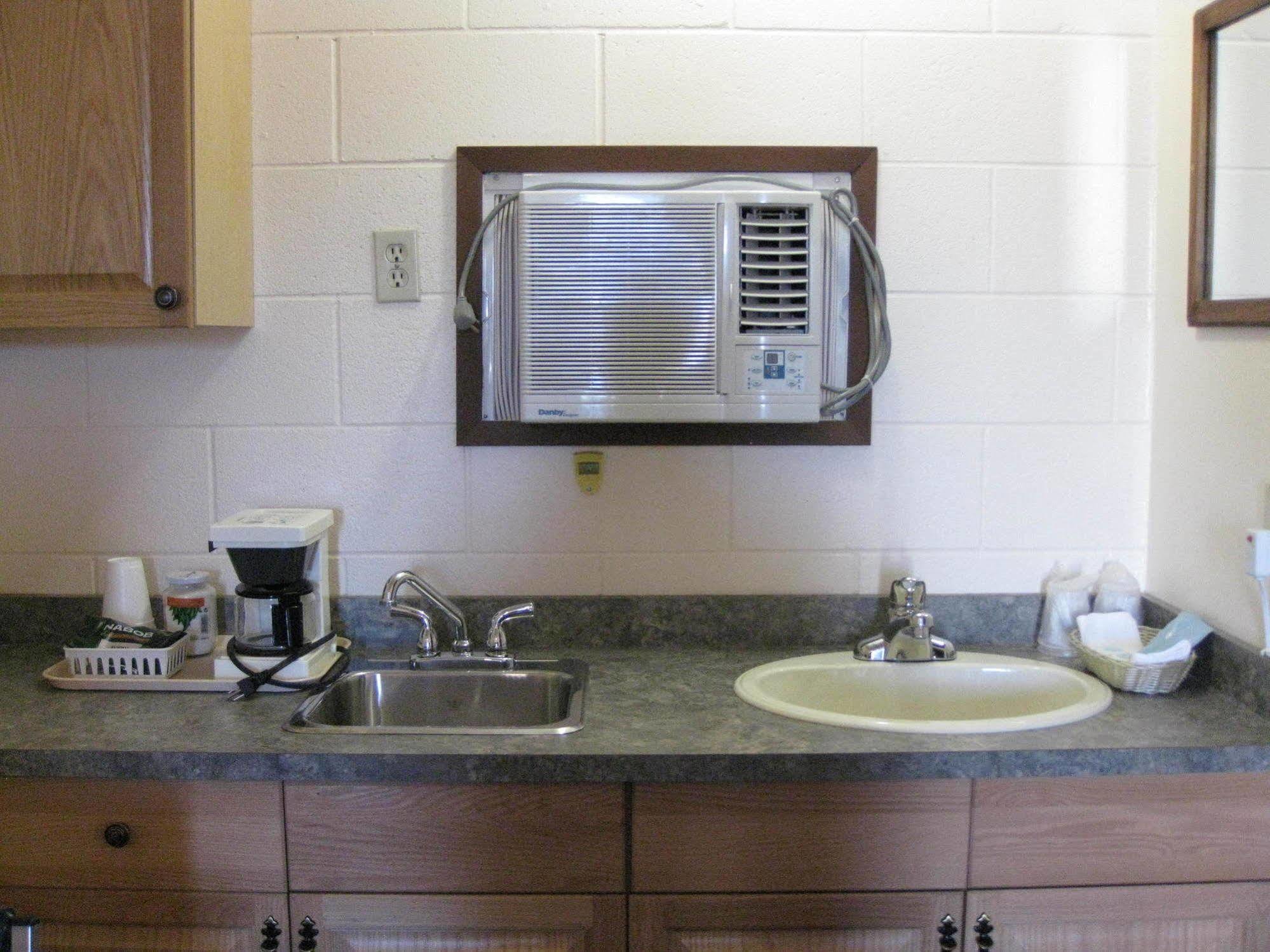 Econo Lodge Inn & Suites Pincher Creek Exteriör bild