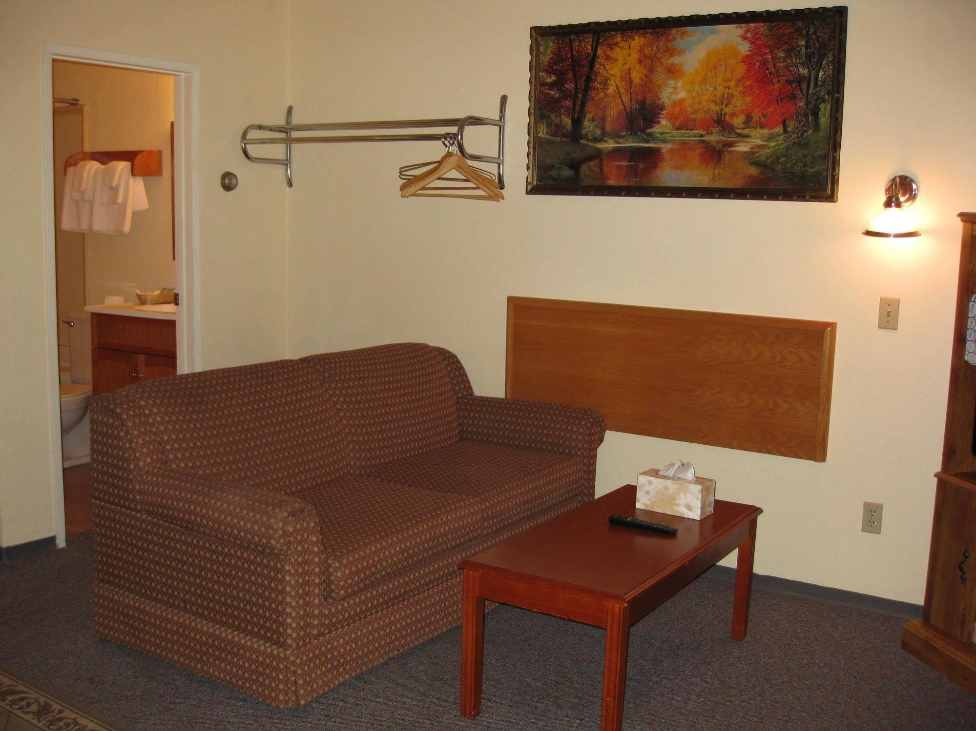 Econo Lodge Inn & Suites Pincher Creek Exteriör bild