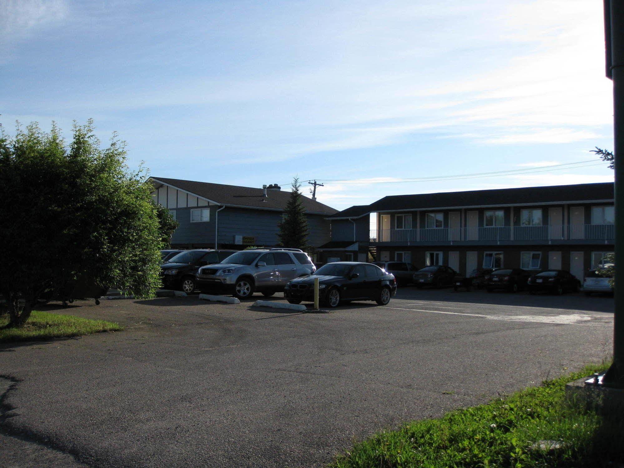 Econo Lodge Inn & Suites Pincher Creek Exteriör bild