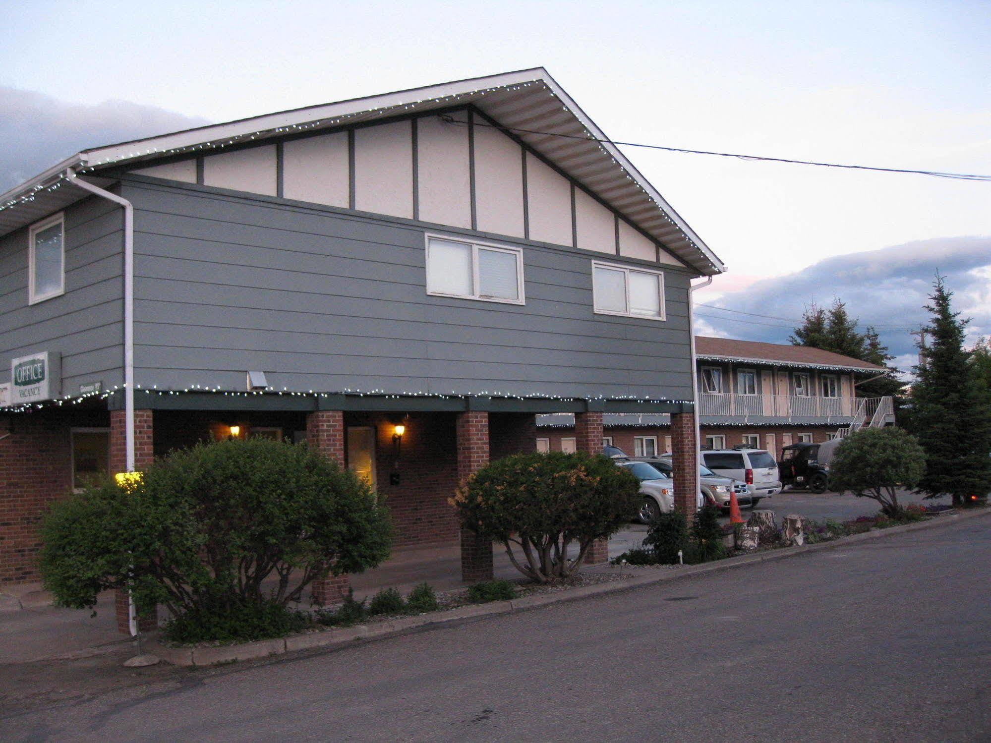 Econo Lodge Inn & Suites Pincher Creek Exteriör bild