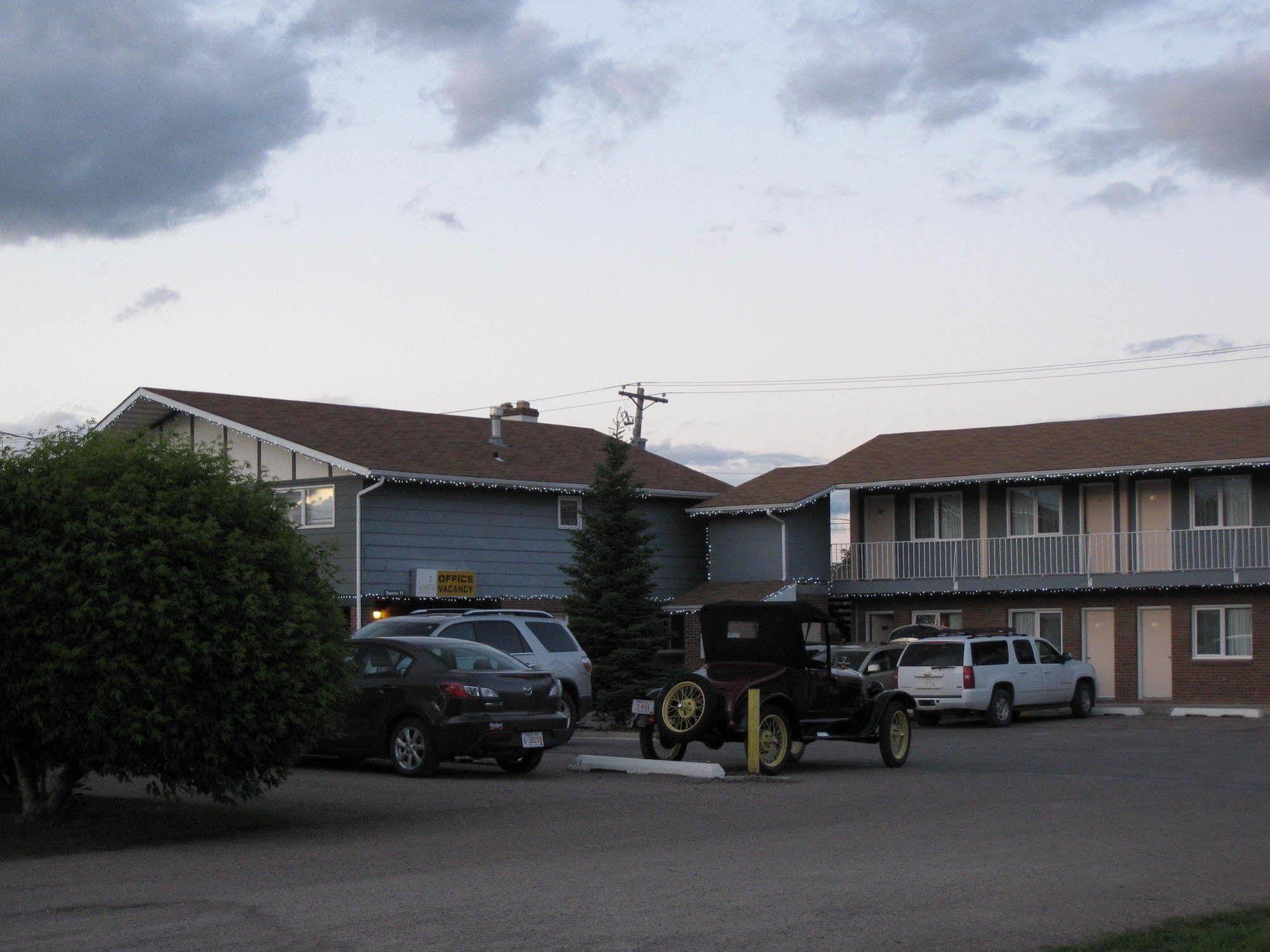Econo Lodge Inn & Suites Pincher Creek Exteriör bild